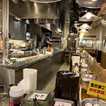 スタミナカレーの店 - この日は店員さん男性2人 女性1人でやはりよく動いてました