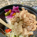 かわせみの里 - 牛すじ丼みたいなもの。パプリカとムラサキキャベツの炒め物？が添えてある