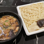 Nikujiru Udon Okumura - 椎茸肉汁うどん 1340円　麺山盛り700g 200円