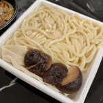 Nikujiru Udon Okumura - 椎茸肉汁うどん 1340円　麺山盛り700g 200円
