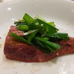 炭火焼肉 ぐら - 新鮮レバーの塩ニラ焼きアップ