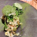 sio - 8時間(確か90℃)コンフィ鮎に山形のだしハラペーニョサルサシャインマスカットケールパウダーキヌアアブサンの泡。柔らかな鮎スプーンですくって素材合わせて。味わいと食感とどちらも絶妙素晴らしく美味しい☆