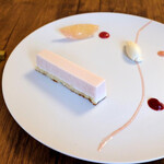 John - 桃とライチのムース