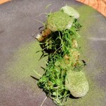 sio - 8時間(確か90℃)コンフィ鮎に山形のだしハラペーニョサルサシャインマスカットケールパウダーキヌアアブサンの泡。涼しげで美しいひと皿。