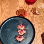 sio - 鰹カルパッチョ牡蠣醤油漬けブラータチーズ(ストラッチャテッラ) トマト蓮根マリネ。ジャンピンジュースとぴったりマッチ☆ くずさずそれぞれ一口でいただくのが美味しい(๑´ڡ`๑)マリアージュ