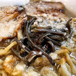 麺家ひまり - 九州ラーメン以外でキクラゲがトッピングされているのは初めて見た。