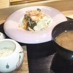 寿し芳 - サラダ、茶碗蒸し、赤だし。
