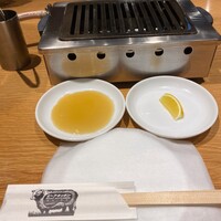 ビーフキッチン 渋谷店 - スタートのテーブル。右手は無添加国産レモン。つけダレも濾してあるのでクドくないが、しっかり濃厚な旨味あり。