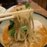 満正苑 - 麺は中太の縮れタイプ