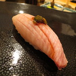 鮨 福原 - 氷見のブリ ぎょうしゃニンニク乗せ