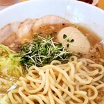 節屋かつら - 熟成味噌ディフェンシンラーメン+辛味 の麺