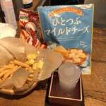 麹町いづみや しろ - 19. カルビーかっぱえびせん、なとり ひとつぶマイルドチーズ、天の戸 SILKY スパークリング 特別純米生酒 