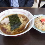 華月園 - 醤油ラーメンと半チャーハン