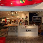 アール スタイル - 奥まで広々とした店内