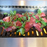 銀座 焼肉R - ハラミ焼いてます