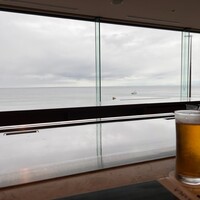 鉄板焼き 七里ガ浜 - 鉄板越しの相模湾を望む