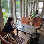 カフェブルー - 開放的な大窓のソファ席