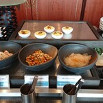 ブッフェレストラン トップ オブ ミヤコ - サツマイモと野菜の木の実和え、ちりめんじゃこと豆の煮物？、大根とゆず皮の甘酢和え、カツオのポキ丼