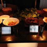 ブッフェレストラン トップ オブ ミヤコ - 白身魚のフリットチリマヨ和え、スパムとじゃがいものソテー、ハワイアン風豚肉のスペアリブBBQ,オニオンリングフライ