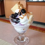 ブッフェレストラン トップ オブ ミヤコ - パフェ第2段:底にコーンフレーク、ソフトクリーム、ブルーベリーとバナナ、キャラメルソース(固まるやつ)、バームクーヘン