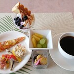 ブッフェレストラン トップ オブ ミヤコ - ハワイアン風ピザ、ロミロミアヒ、きびなごのエスカベッシュ、ホタテ貝のエキゾチックマリネ、アメリカン