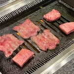 焼肉 梵仁 - タン焼いてます