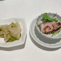 水綾閣 - 浅漬けザーサイ。
                    小鉢は豚バラのスパイス焼き
                    豚の旨味とスパイシーさがご飯に合います。