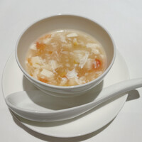 水綾閣 - 本日のスープは夏野菜のスープ。
                    とろみがあり豆腐や野菜、卵でとじられておりスパイシーさもあります。
                    意外とハッキリしたお味です。