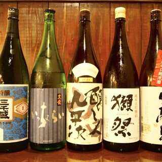 厳選銘柄を取り揃えた日本酒やウイスキーが自慢