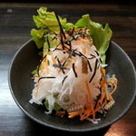 うなぎ 仙見 - 骨せんべいチップの和風サラダ