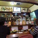 魚のてらさか - カウンターには女性のお一人様も。魚好きを惹き付けること、間違いなし