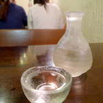 岡山の地酒「喜平」あらばしり。くいっと一杯呑めば、旅先のテーブル席にひとりでも心細くないさ～