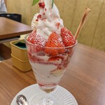 ミルク&パフェ よつ葉ホワイトコージ - フレッシュ苺と練乳のパフェ880円