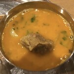 ロイヤルガーデン - 骨や皮付き混じりのマトンカレー