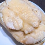 カフェ ミッシェル ラボ - クロックムッシュ¥300。ずっしり密なパン生地の上にベシャメルソースとチキンとタルタルソースにチーズ！トーストしてチーズがとろりとなる頃が美味しい！パン生地にボリュームあるので食べごたえあります！！