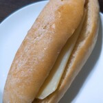 カフェ ミッシェル ラボ - ジャンボンフロマージュ¥300。ハムとコンテチーズの挟んであるフランス生地。トーストすると、このチーズが伸びて味わい深く美味しい＼(^o^)／