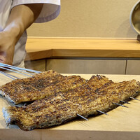 恵比寿 えんどう - 琵琶湖産天然鰻の炭火焼き
                    焼きたては脂がまだ沸騰してパチパチしているのです！
                    遠藤氏の焼きの技術は頭抜けて素晴らしいと思います。
                    長谷川稔氏の元で修行され習得した焼きの技術が有ればこそなのですね！