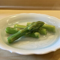 恵比寿 えんどう - 北海道ジェットファームのアスパラガス 蛤餡掛け
                      蒸して青々としたアスパラガスの瑞々しさが良いですね！
                      蛤のお出汁の淡い中にも旨味があるトロリとした餡が、優しくアスパラガスをホールドしています♪