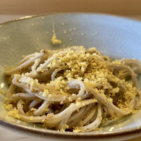 恵比寿 えんどう - 自家製カラスミ蕎麦
                    ご一緒される方々の反応が一様に「美味しい♪」と声が上がります。
                    大将の手打ちされた蕎麦、以前よりも更にレベルが上がりましたね、凄く美味しいです！
                    炒った蕎麦の実の食感が良いのです♪