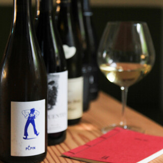 A variety of wines carefully selected by a chef from the Loire, the home of wine.