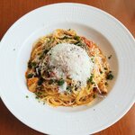 Cafe 301 - チキンとズッキーニのトマトソーススパゲッティ自家製温玉＋パルミジャーノ