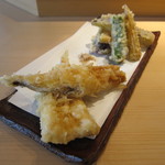 活穴子と季節野菜 天ぷら盛合せ（980円）