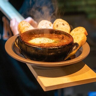 牛すじの八丁味噌煮込みなどの手間暇かけた自慢の煮込み料理！