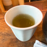 Tatte Nomu Okada - ランチのお茶（夏）冷たい緑茶、渋めでよし。