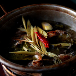 In addition to luxurious courses, enjoy hot pots with the scent of herbs and spices.