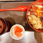 Masaki Doyoutei Nimonjiya - うなぎ丼(松)
                      松竹梅ありますが松が一番鰻が少ないです。
                      吸物・香の物付き