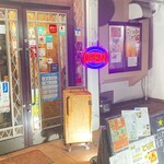 sakanatokunseinomisesambanyamukonosouhonten - 店前で燻製してます。