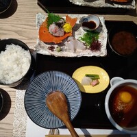 かどや 日比谷邸 - 御飯セット　右下に出汁と卵黄、左横にお櫃