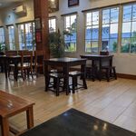 Kios Lagaligo - 2階のダイニングルームは落ち着いています。比較的早い時間だったので私以外の客はいませんでした。