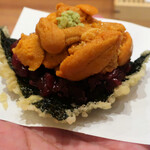 天婦羅 みやしろ - 海苔の天ぷらに、漬けた那智勝浦産本マグロを乗せ、さらに馬糞雲丹をたっぷりと乗せる